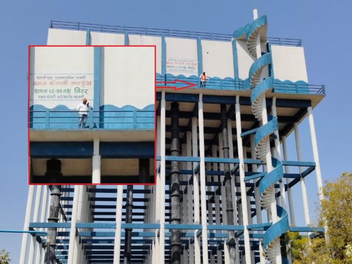 The youth climbed the Jalakumbha to repair the Karegaon road | कारेगाव रस्त्याच्या दुरुस्तीसाठी युवक चढला जलकुंभावर The youth climbed the Jalakumbha to repair the Karegaon road | कारेगाव रस्त्याच्या दुरुस्तीसाठी युवक चढला जलकुंभावर