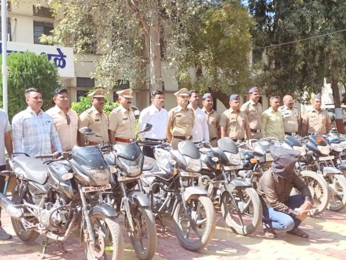 10 stolen bikes seized from youth of Mohadi, Dhule taluka police action | चोरीच्या १० दुचाकी मोहाडीच्या तरुणाकडून हस्तगत, धुळे तालुका पोलिसांची कारवाई 10 stolen bikes seized from youth of Mohadi, Dhule taluka police action | चोरीच्या १० दुचाकी मोहाडीच्या तरुणाकडून हस्तगत, धुळे तालुका पोलिसांची कारवाई