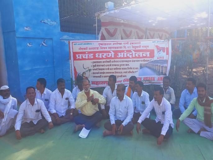 Rabbi crops get dry, release water; Protest of farmers of Parbhani in front of Irrigation Bhavan at Chhatrapati Sambhajinagar | रब्बी पिके वाळू लागली, पाणी सोडा; परभणीच्या शेतकऱ्यांचे सिंचन भवनसमोर आंदोलन