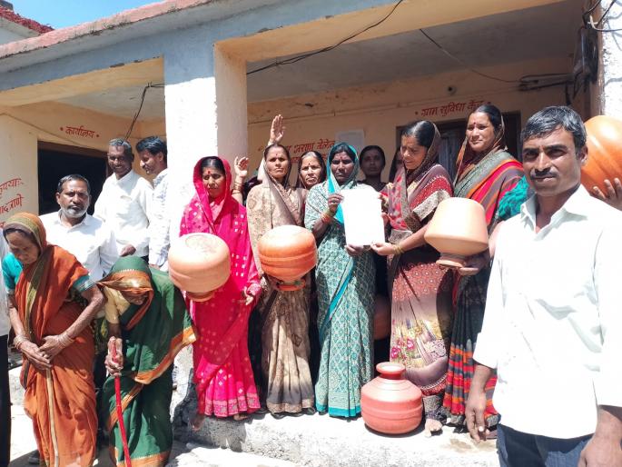Women's Ghagar Morcha on Digol Gram Panchayat | डिगोळ ग्रामपंचायतीवर महिलांचा घागर मोर्चा Women's Ghagar Morcha on Digol Gram Panchayat | डिगोळ ग्रामपंचायतीवर महिलांचा घागर मोर्चा
