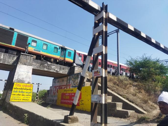 Superfast Express Engine Leaks Diesel, Officials Unaware | सुपरफास्ट एक्स्प्रेसच्या इंजिनमधून डिझेल गळती; अधिकारी अनभिज्ञ Superfast Express Engine Leaks Diesel, Officials Unaware | सुपरफास्ट एक्स्प्रेसच्या इंजिनमधून डिझेल गळती; अधिकारी अनभिज्ञ