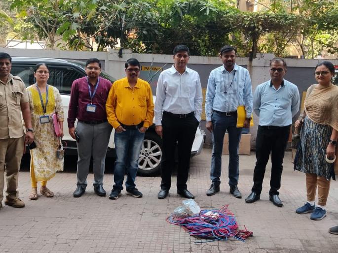 Changeover switch hidden behind photo; Electricity theft of eight lakhs caught, operation of Mahavitran in Nerul | फोटोमागे लपवले चेंजओव्हर स्विच; आठ लाखांची वीजचोरी पकडली, नेरूळमध्ये महावितरणची कारवाई Changeover switch hidden behind photo; Electricity theft of eight lakhs caught, operation of Mahavitran in Nerul | फोटोमागे लपवले चेंजओव्हर स्विच; आठ लाखांची वीजचोरी पकडली, नेरूळमध्ये महावितरणची कारवाई