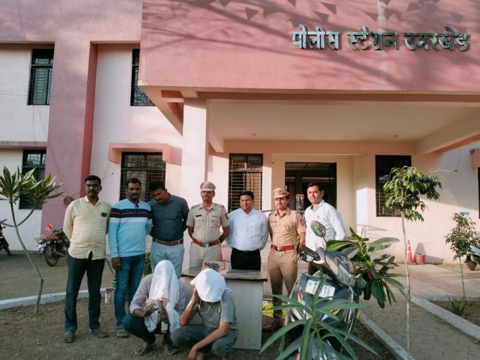 Two arrested with Gavathi pistol, Umarkhed police action on Hadgaon road | गावठी पिस्टलसह दोघांना केली अटक, उमरखेड पोलिसांची हदगाव रोडवर कारवाई Two arrested with Gavathi pistol, Umarkhed police action on Hadgaon road | गावठी पिस्टलसह दोघांना केली अटक, उमरखेड पोलिसांची हदगाव रोडवर कारवाई