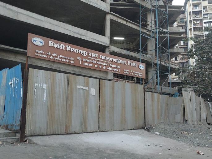 Municipal administration failed to construct parking lot in Bhiwandi; Citizens are shocked by towing vans and daily traffic jams | भिवंडीत वाहनतळ उभारण्यात मनपा प्रशासन अपयशी; टोईंग व्हॅन व रोजच्या वाहतूक कोंडीने नागरिक हैराण Municipal administration failed to construct parking lot in Bhiwandi; Citizens are shocked by towing vans and daily traffic jams | भिवंडीत वाहनतळ उभारण्यात मनपा प्रशासन अपयशी; टोईंग व्हॅन व रोजच्या वाहतूक कोंडीने नागरिक हैराण