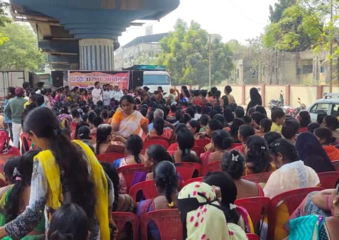 Protest against torrent power in Bhiwandi | भिवंडीत टोरंट पावर विरोधात धरणे आंदोलन