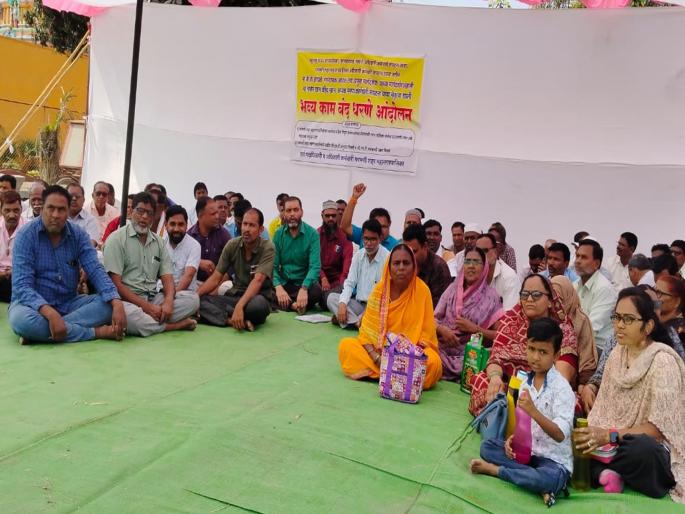 Parbhani Municipal Corporation employees on strike for unpaid wages; Work disrupted, citizens inconvenienced | परभणी महापालिकेचे कर्मचारी वेतनासाठी संपावर; कामकाज खोळंबल्याने नागरिकांची गैरसोय Parbhani Municipal Corporation employees on strike for unpaid wages; Work disrupted, citizens inconvenienced | परभणी महापालिकेचे कर्मचारी वेतनासाठी संपावर; कामकाज खोळंबल्याने नागरिकांची गैरसोय