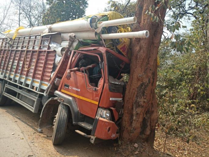 The speeding truck first hit a pole and then hit a tree | भरधाव ट्रक आधी खांबाला धडकला नंतर झाडावर आदळला  The speeding truck first hit a pole and then hit a tree | भरधाव ट्रक आधी खांबाला धडकला नंतर झाडावर आदळला