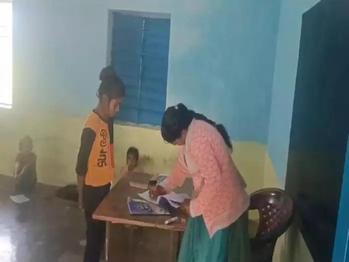 bhabhi was working as guest teacher in place of nanad in sidhi district | बापरे! नणंद सासरी गेल्यावर तिच्या जागी शाळेत शिकवत होती वहिनी, झाली पोलखोल bhabhi was working as guest teacher in place of nanad in sidhi district | बापरे! नणंद सासरी गेल्यावर तिच्या जागी शाळेत शिकवत होती वहिनी, झाली पोलखोल