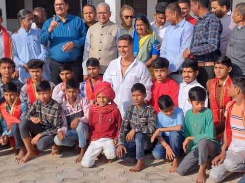 Akshay Kumar gave surprise to tribal children suddenly reached hostel in udaipur donated rs 1 crore | भारीच! अक्षय कुमारचं चिमुकल्यांना जबरदस्त सरप्राईज; दिलं 1 कोटीचं डोनेशन Akshay Kumar gave surprise to tribal children suddenly reached hostel in udaipur donated rs 1 crore | भारीच! अक्षय कुमारचं चिमुकल्यांना जबरदस्त सरप्राईज; दिलं 1 कोटीचं डोनेशन