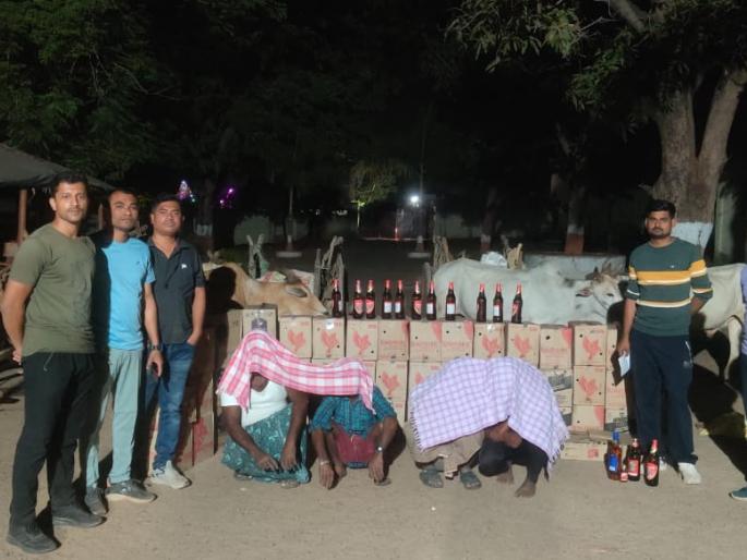 Transport of liquor from Telangana state by bullock carts, smugglers have found a new form | बैलगाड्यांनी तेलंगणा राज्यातून दारूची वाहतूक, तस्करांनी शाेधली नवीन शक्कल Transport of liquor from Telangana state by bullock carts, smugglers have found a new form | बैलगाड्यांनी तेलंगणा राज्यातून दारूची वाहतूक, तस्करांनी शाेधली नवीन शक्कल