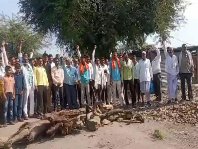 The Bhoomi Puja program of Bandhara was canceled saying 'Ek Maratha Lakh Maratha' | ‘एक मराठा लाख मराठा’ म्हणत बंधाऱ्याच्या भूमिपूजनाचा कार्यक्रम उधळला The Bhoomi Puja program of Bandhara was canceled saying 'Ek Maratha Lakh Maratha' | ‘एक मराठा लाख मराठा’ म्हणत बंधाऱ्याच्या भूमिपूजनाचा कार्यक्रम उधळला