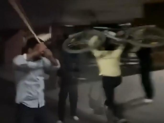 abvp and left backed students groups clash at jnu | मध्यरात्री JNU'मध्ये दोन गटात राडा! ABVP आणि डाव्या गटातील विद्यार्थ्यांमध्ये हाणामारी; व्हिडीओ व्हायरल abvp and left backed students groups clash at jnu | मध्यरात्री JNU'मध्ये दोन गटात राडा! ABVP आणि डाव्या गटातील विद्यार्थ्यांमध्ये हाणामारी; व्हिडीओ व्हायरल