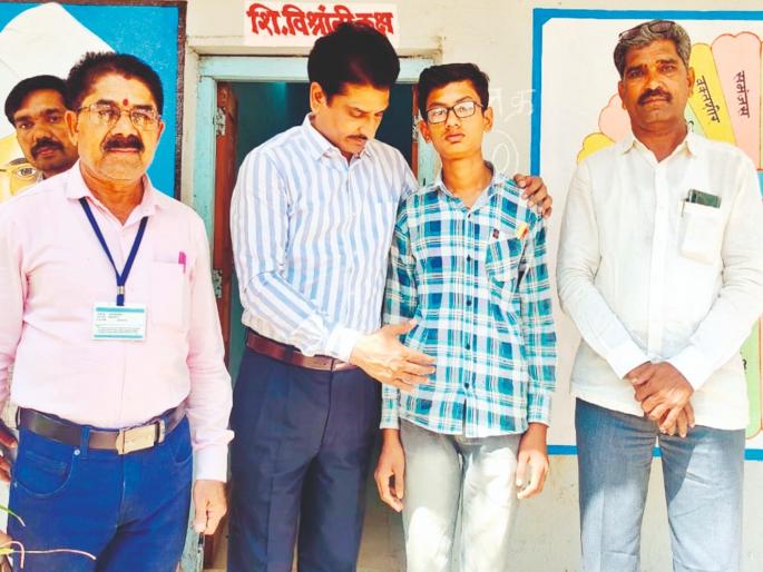 After performing father's funeral, the son gave his 10th class paper, the board arranged the examination in the village itself | वडिलांचे अंत्यदर्शन घेऊन मुलाने दिला दहावीचा पेपर, बोर्डाने गावातच केली परीक्षेची सोय