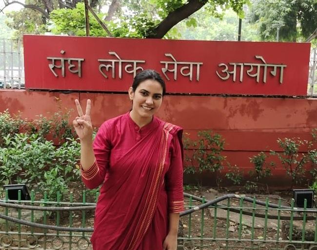 ias preeti beniwal success story14 surgeries paralysed for 1 year cracked upsc without coaching | अपघात झाला, 14 सर्जरी, 1 वर्ष अंथरुणाला खिळून पण स्वप्न सोडलं नाही; झाली IAS अधिकारी ias preeti beniwal success story14 surgeries paralysed for 1 year cracked upsc without coaching | अपघात झाला, 14 सर्जरी, 1 वर्ष अंथरुणाला खिळून पण स्वप्न सोडलं नाही; झाली IAS अधिकारी