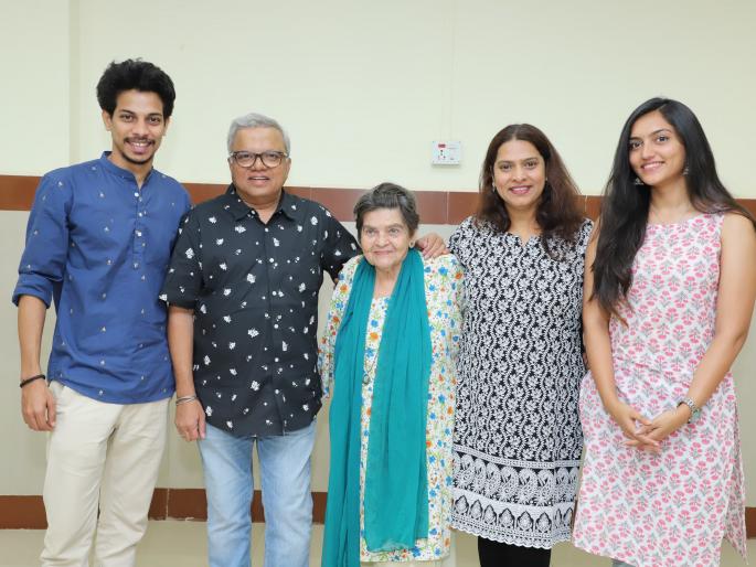 Returning to theater after 13 years, Sai Paranjpe wrote and directed 'Ivalese Rope'. | १३ वर्षांनी रंगभूमीवर पुनरागमन करत सई परांजपे यांनी केले 'इवलेसे रोप’चे लेखन-दिग्दर्शन Returning to theater after 13 years, Sai Paranjpe wrote and directed 'Ivalese Rope'. | १३ वर्षांनी रंगभूमीवर पुनरागमन करत सई परांजपे यांनी केले 'इवलेसे रोप’चे लेखन-दिग्दर्शन