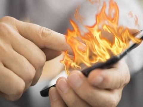 young man talking on mobile after plugging into charger in bikaner | धक्कादायक! मोबाईल चार्जिंगला लावून त्यावर बोलणं बेतलं जीवावर; तरुणाचा जागीच मृत्यू young man talking on mobile after plugging into charger in bikaner | धक्कादायक! मोबाईल चार्जिंगला लावून त्यावर बोलणं बेतलं जीवावर; तरुणाचा जागीच मृत्यू
