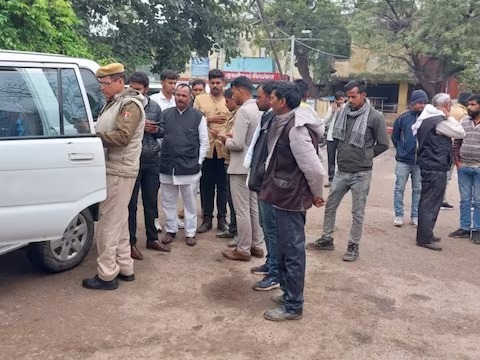 father dies in marriage procession in dholpur chaos among family members bride shocked | हृदयद्रावक! आनंदात लेकाची वरात घेऊन आले वडील, अंधारात अचानक पाय घसरला अन्... father dies in marriage procession in dholpur chaos among family members bride shocked | हृदयद्रावक! आनंदात लेकाची वरात घेऊन आले वडील, अंधारात अचानक पाय घसरला अन्...