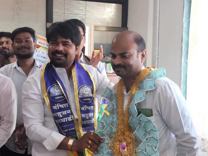The project officer was given a necklace of currency notes, protesting the underprivileged | प्रकल्प अधिकाऱ्याला घातला चक्क नोटाचा हार, वंचितचे निषेध आंदाेलन The project officer was given a necklace of currency notes, protesting the underprivileged | प्रकल्प अधिकाऱ्याला घातला चक्क नोटाचा हार, वंचितचे निषेध आंदाेलन
