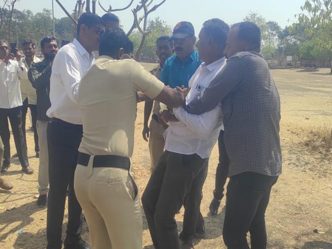 Self-immolation attempt of Lodgya sarpanch for road work, taken into custody by police | रस्ता कामासाठी लोदग्याच्या सरपंचाचा आत्मदहनाचा प्रयत्न, पोलिसांनीच घेतले ताब्यात Self-immolation attempt of Lodgya sarpanch for road work, taken into custody by police | रस्ता कामासाठी लोदग्याच्या सरपंचाचा आत्मदहनाचा प्रयत्न, पोलिसांनीच घेतले ताब्यात