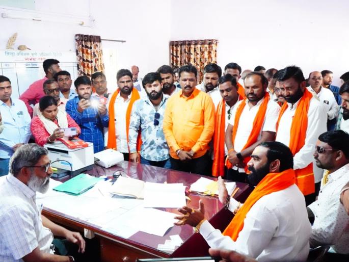 If Farmers are not given crop insurance in four days, warns MLA Santosh Bangar | शेतकऱ्यांना चार दिवसांत पिकविमा दिला नाही तर गाठ माझ्याशी, आमदार बांगरांचा इशारा