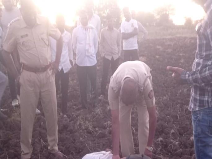 A young man was killed in an immoral relationship, beheaded with a wooden stick | अनैतिक संबंधातून तरुणाचा खून, लाकडी दांडक्याने केला डोक्याचा भुगा A young man was killed in an immoral relationship, beheaded with a wooden stick | अनैतिक संबंधातून तरुणाचा खून, लाकडी दांडक्याने केला डोक्याचा भुगा