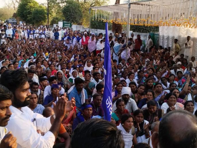 An hour-long discussion with the Divisional Commissioner; Still there is no solution in the Pandhari Khanampur case | विभागीय आयुक्तांशी तासभर चर्चा; तरीही पांढरी खानमपूर प्रकरणात तोडगा नाहीच An hour-long discussion with the Divisional Commissioner; Still there is no solution in the Pandhari Khanampur case | विभागीय आयुक्तांशी तासभर चर्चा; तरीही पांढरी खानमपूर प्रकरणात तोडगा नाहीच