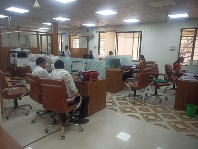 Officers, employees busy even on public holidays; Why is Latur Zilla Parishad crowded? | सार्वजनिक सुटीच्या दिवशीही अधिकारी, कर्मचारी कार्यमग्न; लातूर जिल्हा परिषद का गजबजली? Officers, employees busy even on public holidays; Why is Latur Zilla Parishad crowded? | सार्वजनिक सुटीच्या दिवशीही अधिकारी, कर्मचारी कार्यमग्न; लातूर जिल्हा परिषद का गजबजली?