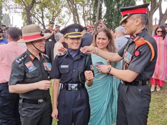 her father died in jammu kashmir 20 years ago she now joins army wearing his uniform | सॅल्यूट! 20 वर्षांपूर्वी जम्मू-काश्मीरमध्ये शहीद झाले वडील; तोच युनिफॉर्म घालून लेक सैन्यात दाखल her father died in jammu kashmir 20 years ago she now joins army wearing his uniform | सॅल्यूट! 20 वर्षांपूर्वी जम्मू-काश्मीरमध्ये शहीद झाले वडील; तोच युनिफॉर्म घालून लेक सैन्यात दाखल