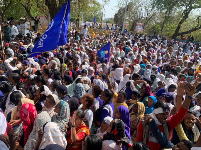 Amravati's Pandhari Khanampur entrance controversy raged! Police-protesters clashed | अमरावतीत ठिय्या आंदोलनाला हिंसक वळण; आठ पोलिसांसह १५ जण जखमी Amravati's Pandhari Khanampur entrance controversy raged! Police-protesters clashed | अमरावतीत ठिय्या आंदोलनाला हिंसक वळण; आठ पोलिसांसह १५ जण जखमी