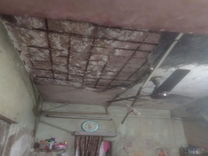A woman injured after slab plaster collapsed in Airoli | ऐरोलीत स्लॅबचे प्लास्टर कोसळून महिला जखमी A woman injured after slab plaster collapsed in Airoli | ऐरोलीत स्लॅबचे प्लास्टर कोसळून महिला जखमी