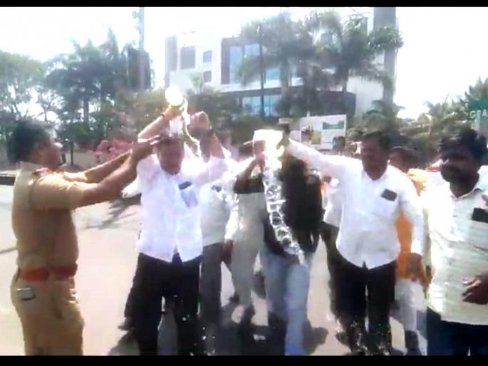 Opposition to giving Gharani dam's water to chakur; Attempted self-immolation by 15 people | घरणीचे पाणी चाकूरला देण्यास विरोध; १५ जणांचा आत्मदहनाचा प्रयत्न Opposition to giving Gharani dam's water to chakur; Attempted self-immolation by 15 people | घरणीचे पाणी चाकूरला देण्यास विरोध; १५ जणांचा आत्मदहनाचा प्रयत्न