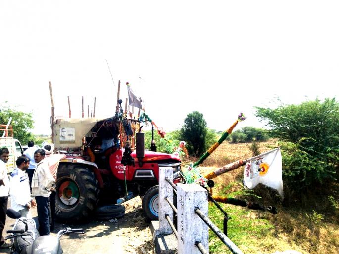 When the tractor hit the bridge, the driver jumped, but was crushed to death under the trolley | ट्रॅक्टर पुलाला धडकल्याने चालकाने उडी घेतली, मात्र ट्रॉलीखाली चिरडून झाला मृत्यू
