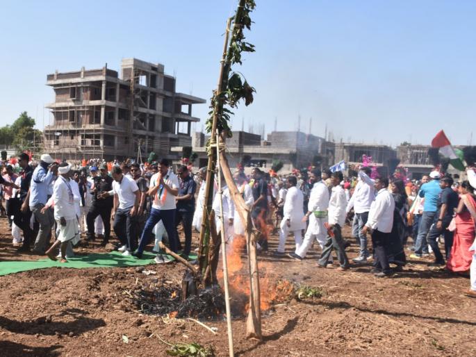 Rahul Gandhi won the hearts of the tribals by worshiping Holi, breaking the stick in one wound | आदिवासी होळीचे पूजन करीत, एका घावात दांडा तोडत राहुल गांधींनी जिंकली आदिवासींची मनं Rahul Gandhi won the hearts of the tribals by worshiping Holi, breaking the stick in one wound | आदिवासी होळीचे पूजन करीत, एका घावात दांडा तोडत राहुल गांधींनी जिंकली आदिवासींची मनं