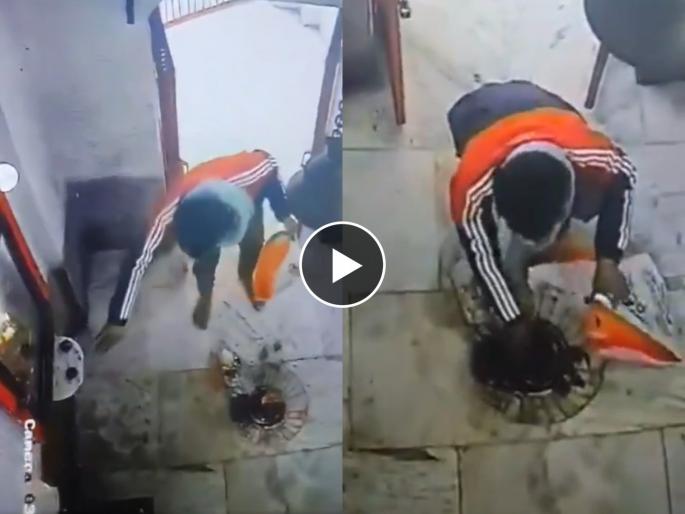 meerut thief ran away with idol from temple incident captured in cctv video viral | Video - चोराचा कारनामा! मंदिरात शिरला, नमस्कार केला अन् नागदेवतेच्या मूर्तीवरच डल्ला मारला meerut thief ran away with idol from temple incident captured in cctv video viral | Video - चोराचा कारनामा! मंदिरात शिरला, नमस्कार केला अन् नागदेवतेच्या मूर्तीवरच डल्ला मारला