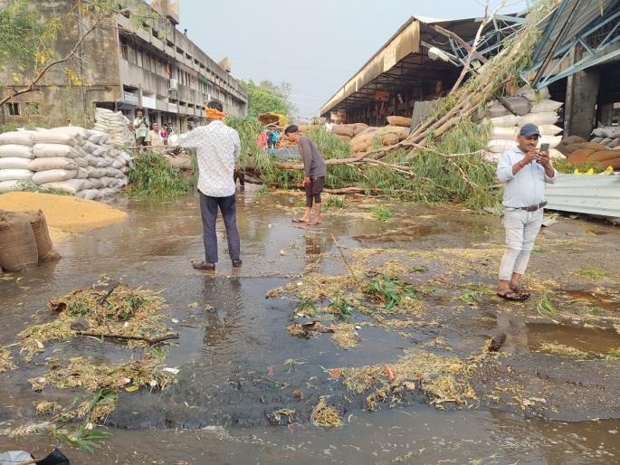 Half an hour untimely rain blew the grains in nagpur | अर्धा तासाच्या अवकाळी पावसाने उडविली दाणादाण
