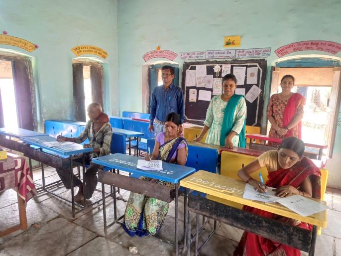 It doesn't matter if you get less marks, grandparents will not fail in yavatmal | गुण कमी मिळाले तरी हरकत नाही, आजी आजोबा नापास होणार नाही It doesn't matter if you get less marks, grandparents will not fail in yavatmal | गुण कमी मिळाले तरी हरकत नाही, आजी आजोबा नापास होणार नाही