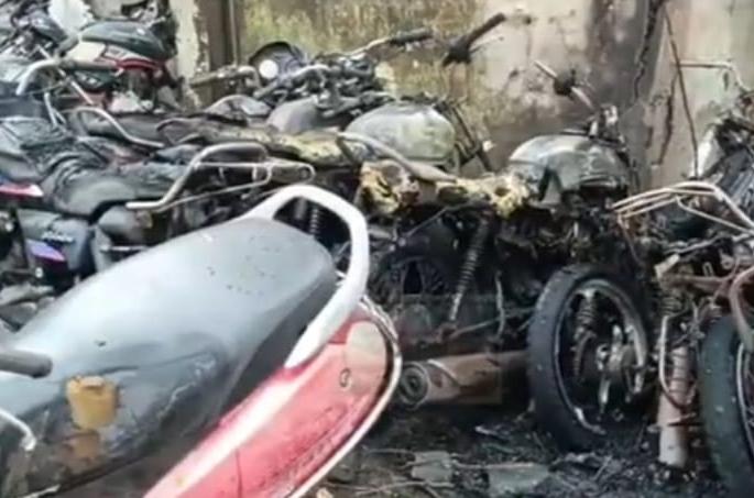 Seized motorcycle in Vitthalwadi police station caught fire, 30 to 35 motorcycles got burnt | विठ्ठलवाडी पोलीस ठाण्यातील जप्त मोटरसायकलला आग, ३० ते ३५ मोटरसायकल जळून खाक