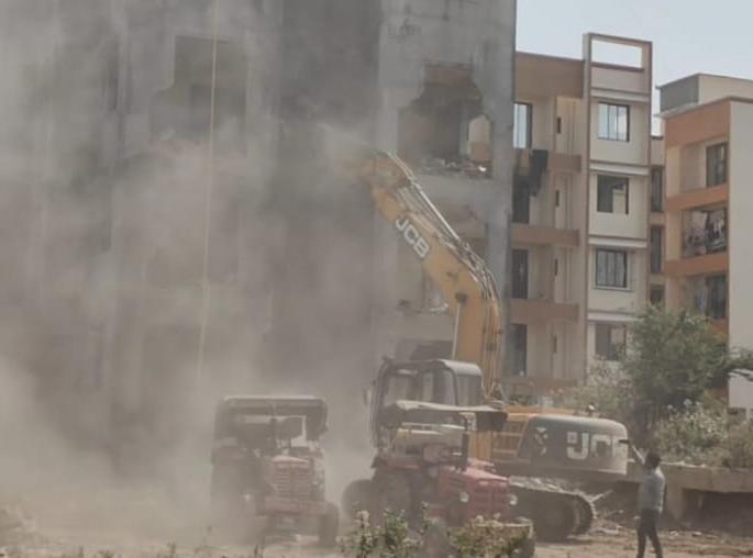 Four-storied illegal building erected on reserved school land, action by KDMC | शाळेच्या आरक्षित जागेवर उभी केली चार मजली बेकायदा इमारत, केडीएमसीने चालविला हातोडा Four-storied illegal building erected on reserved school land, action by KDMC | शाळेच्या आरक्षित जागेवर उभी केली चार मजली बेकायदा इमारत, केडीएमसीने चालविला हातोडा