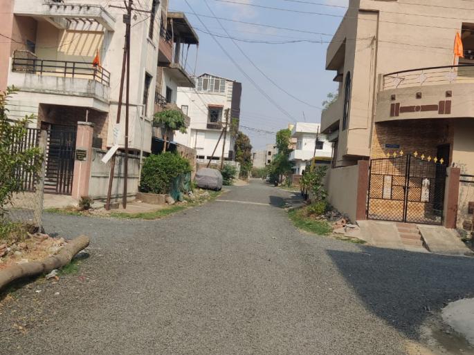 Ballast was laid on the roads for a month in nagpur | महिनाभरापासून रस्त्यांवर गिट्टी टाकली; डांबरीकरणाचा पत्ता नाही Ballast was laid on the roads for a month in nagpur | महिनाभरापासून रस्त्यांवर गिट्टी टाकली; डांबरीकरणाचा पत्ता नाही