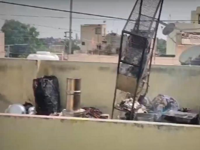 Painter dies of shock due to high pressure wires passing from his house in Solapur | सोलापुरात घरावरुन गेलेल्या हायप्रेशर तारांचा शॉक बसून पेंटरचा मृत्यू Painter dies of shock due to high pressure wires passing from his house in Solapur | सोलापुरात घरावरुन गेलेल्या हायप्रेशर तारांचा शॉक बसून पेंटरचा मृत्यू
