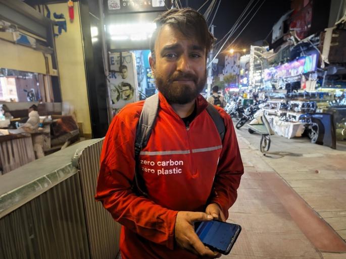 zomato closed my account before- my sister wedding delivery boy cried | "बहिणीच्या लग्नाआधीच झोमॅटोने माझं अकाऊंट केलं बंद"; ढसाढसा रडला डिलिव्हरी बॉय