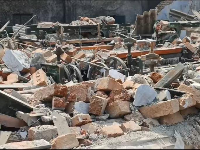 Three workers injured in the collapse of a loom factory in Bhiwandi | भिवंडीत यंत्रमाग कारखाना कोसळल्याने तीन कामगार जखमी