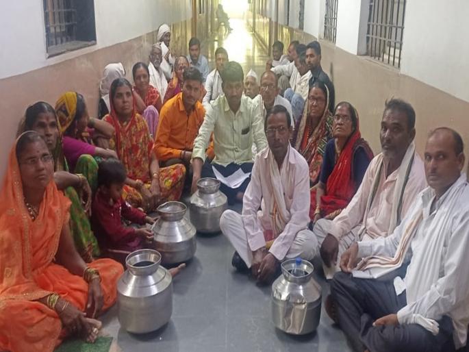 Sir, no tanker; solve the water problem permanently; Khairkheda villagers thiyaa in ZP Hingoli | साहेब, टँकर नको; पाणीप्रश्न कायमस्वरूपी सोडवा; खैरखेडा ग्रामस्थांचा झेडपीत ठिय्या Sir, no tanker; solve the water problem permanently; Khairkheda villagers thiyaa in ZP Hingoli | साहेब, टँकर नको; पाणीप्रश्न कायमस्वरूपी सोडवा; खैरखेडा ग्रामस्थांचा झेडपीत ठिय्या