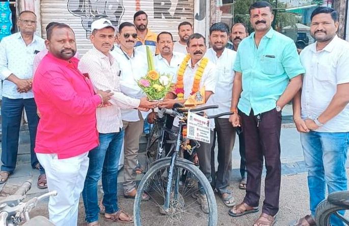 Disabled with one leg, gorakh anuse still reached Ayodhya on a bicycle | एका पायाने दिव्यांग, तरीही सायकलवरुन गाठली अयोध्या; आटपाडीच्या तरुणाची जिद्द Disabled with one leg, gorakh anuse still reached Ayodhya on a bicycle | एका पायाने दिव्यांग, तरीही सायकलवरुन गाठली अयोध्या; आटपाडीच्या तरुणाची जिद्द