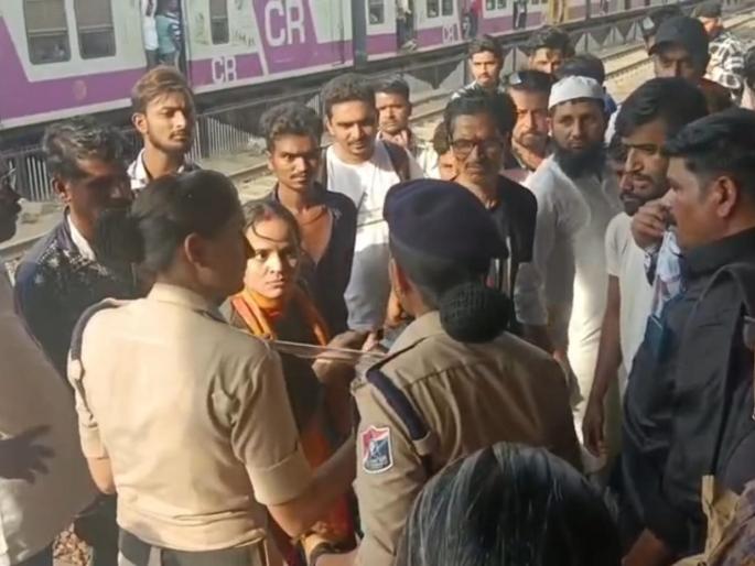Woman's Confusion at Kalyan Station; In search of an express box, the family is torn apart! | कल्याण स्थानकात महिलेचा गोंधळ; एक्स्प्रेसचा डब्बा शोधण्याच्या नादात कुटुंबाची ताटातूट!  Woman's Confusion at Kalyan Station; In search of an express box, the family is torn apart! | कल्याण स्थानकात महिलेचा गोंधळ; एक्स्प्रेसचा डब्बा शोधण्याच्या नादात कुटुंबाची ताटातूट!