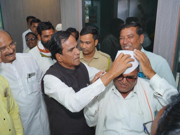 'A head without a hat doesn't look good'; Village visits of candidates in scorching heat | 'विना टोपीचे डोके चांगले दिसत नाही'; रखरखत्या उन्हात उमेदवारांच्या गावभेटी 'A head without a hat doesn't look good'; Village visits of candidates in scorching heat | 'विना टोपीचे डोके चांगले दिसत नाही'; रखरखत्या उन्हात उमेदवारांच्या गावभेटी