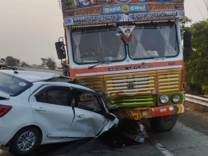A speeding car collided with a truck on the bend, the driver died on the spot, one was seriously injured | भरधाव कार वळणावर ट्रकला धडकली; चालकाचा जागीच मृत्यू, एकजण गंभीर जखमी A speeding car collided with a truck on the bend, the driver died on the spot, one was seriously injured | भरधाव कार वळणावर ट्रकला धडकली; चालकाचा जागीच मृत्यू, एकजण गंभीर जखमी