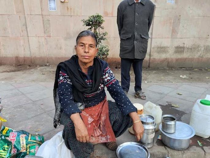 delhi doctor woman passed phd ma appears before name yet today sells tea | Ph.D, MA, B.Ed. ची डिग्री, तरीही 'ही' महिला विकतेय चहा; मोदींना पाहून सुचली कल्पना delhi doctor woman passed phd ma appears before name yet today sells tea | Ph.D, MA, B.Ed. ची डिग्री, तरीही 'ही' महिला विकतेय चहा; मोदींना पाहून सुचली कल्पना