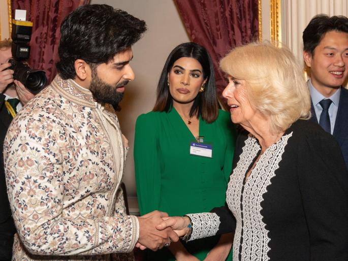 parbhanis darasing khurana shine internationally felicitated by queen camilla of england | परभणीचे दारासिंग खुराणा आंतरराष्ट्रीय स्तरावर चमकले, इंग्लंडच्या महाराणींनी केला सत्कार parbhanis darasing khurana shine internationally felicitated by queen camilla of england | परभणीचे दारासिंग खुराणा आंतरराष्ट्रीय स्तरावर चमकले, इंग्लंडच्या महाराणींनी केला सत्कार