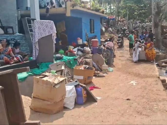 demolished houses in Sangolda, police action | सांगोल्डातील 'ती' सर्व घरे पाडली, पोलीस बंदोबस्त कारवाई demolished houses in Sangolda, police action | सांगोल्डातील 'ती' सर्व घरे पाडली, पोलीस बंदोबस्त कारवाई